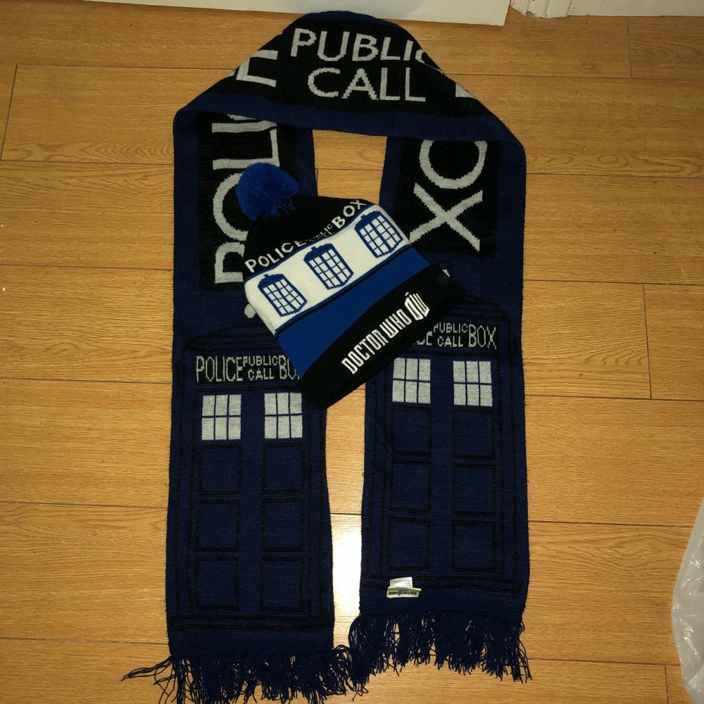 Doctor Who beanie & scarf set